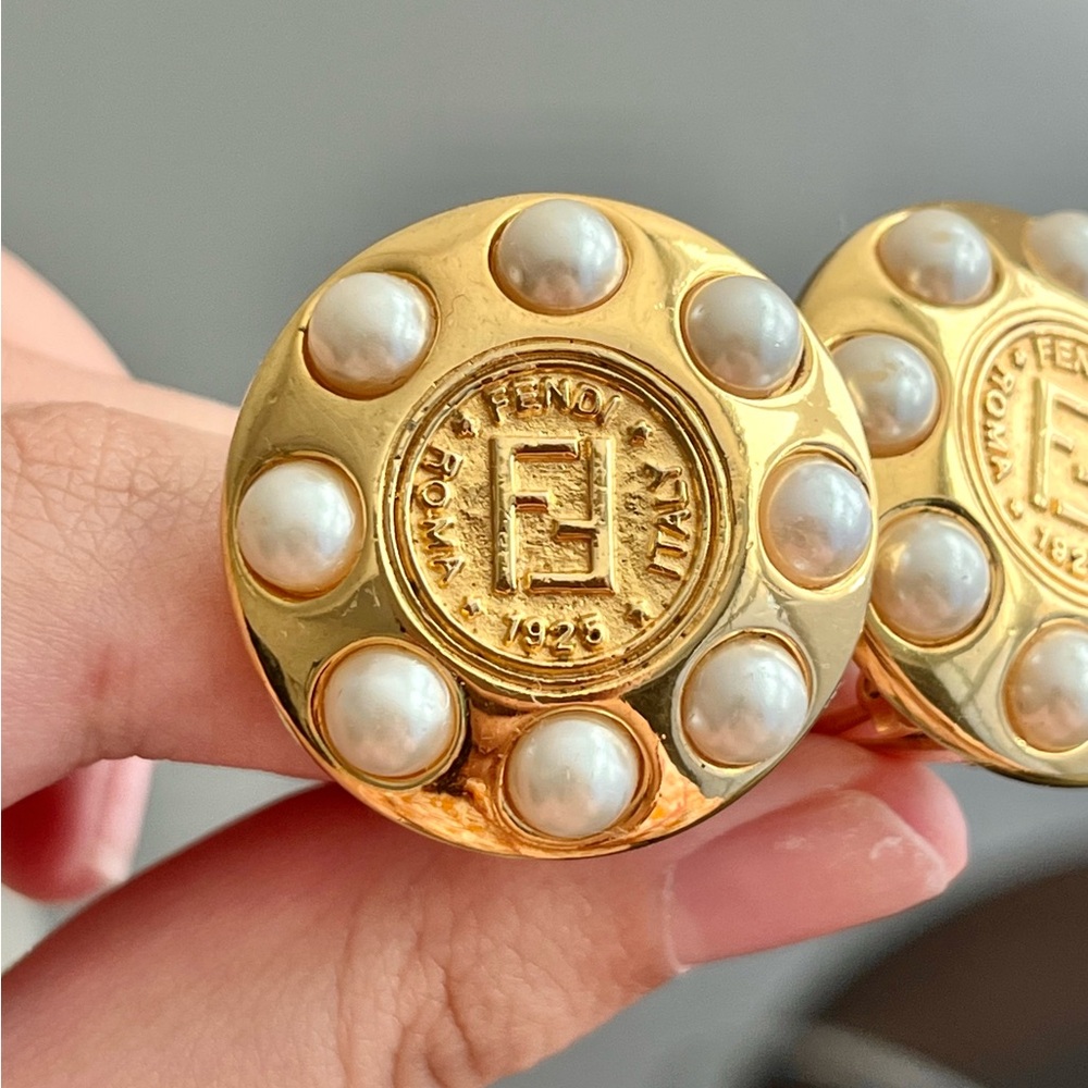 Vintage Fendi Classic Logo Monogram Pearl Edge Round Coin Gold Clip-On Earrings - Picture 3 of 7